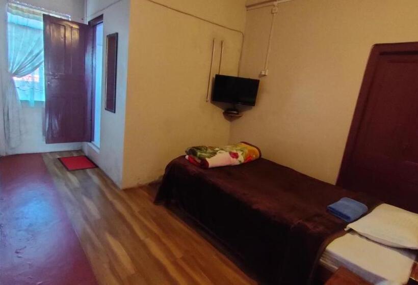 اتاق ساده سه‌ نفره, Holly Lodge Guest House