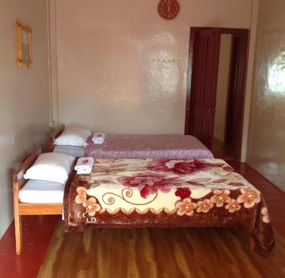 اتاق ساده سه‌ نفره, Holly Lodge Guest House