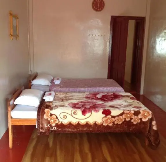 اتاق ساده سه‌ نفره, Holly Lodge Guest House