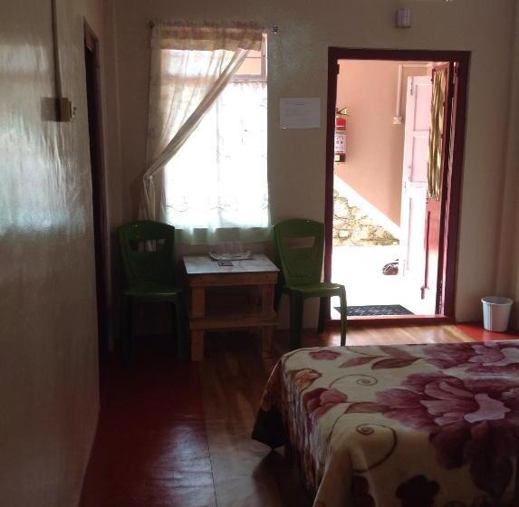 اتاق ساده سه‌ نفره, Holly Lodge Guest House