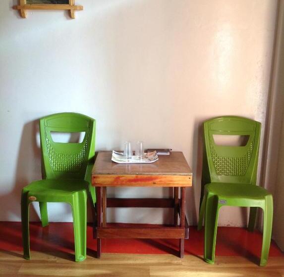 اتاق ساده سه‌ نفره, Holly Lodge Guest House