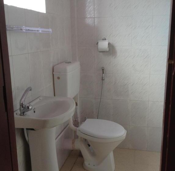 اتاق ساده سه‌ نفره, Holly Lodge Guest House