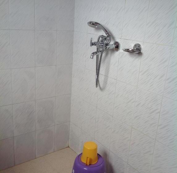 اتاق ساده سه‌ نفره, Holly Lodge Guest House