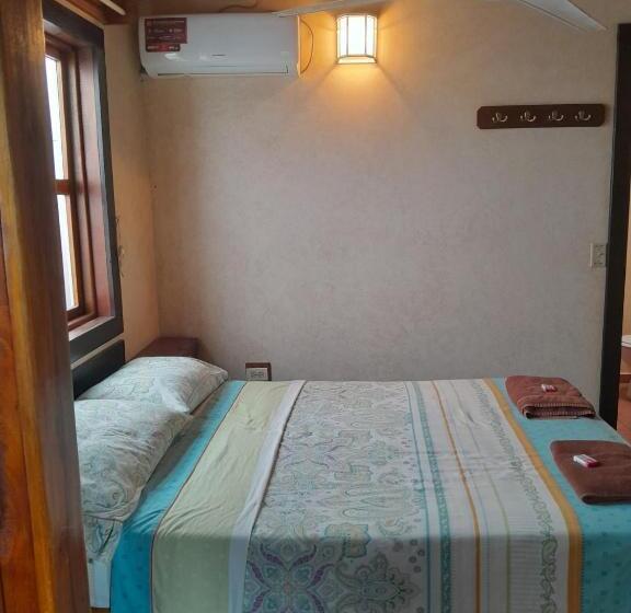 اتاق لوکس با بالکن, Hostal Hansi