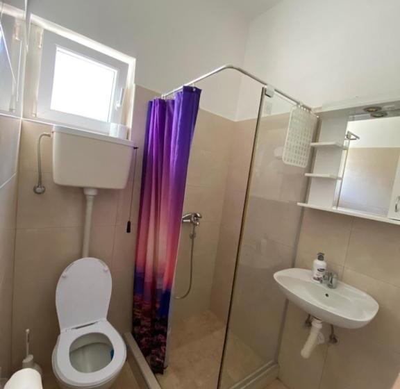 استودیو خانوادگی, Maslina Rooms