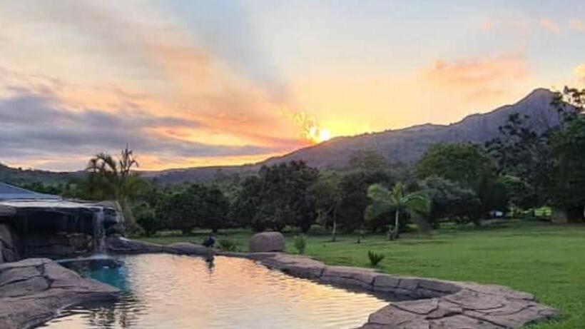 스위트 킹사이즈 침대, Benka Lifestyle Country Cottages