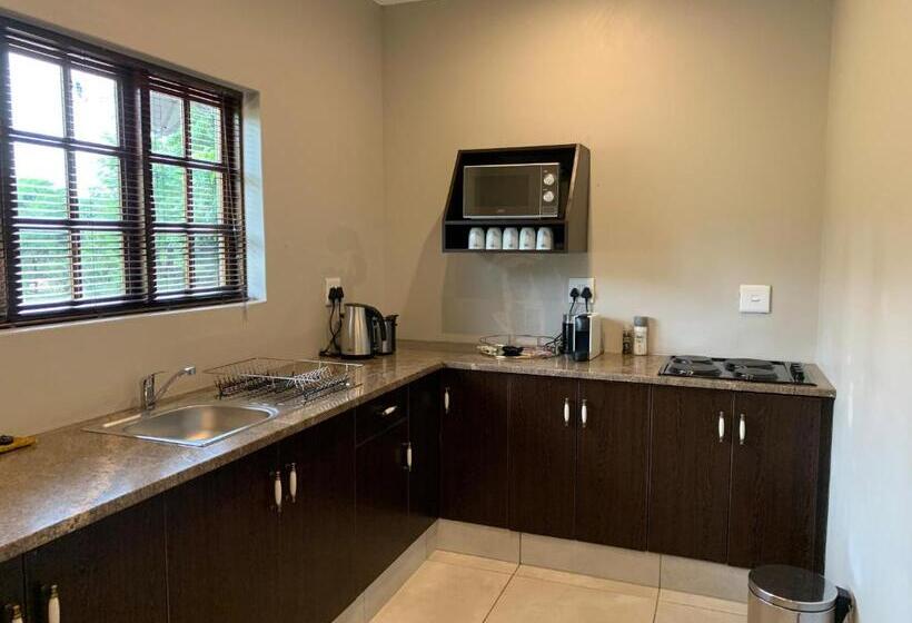 스위트 킹사이즈 침대, Benka Lifestyle Country Cottages