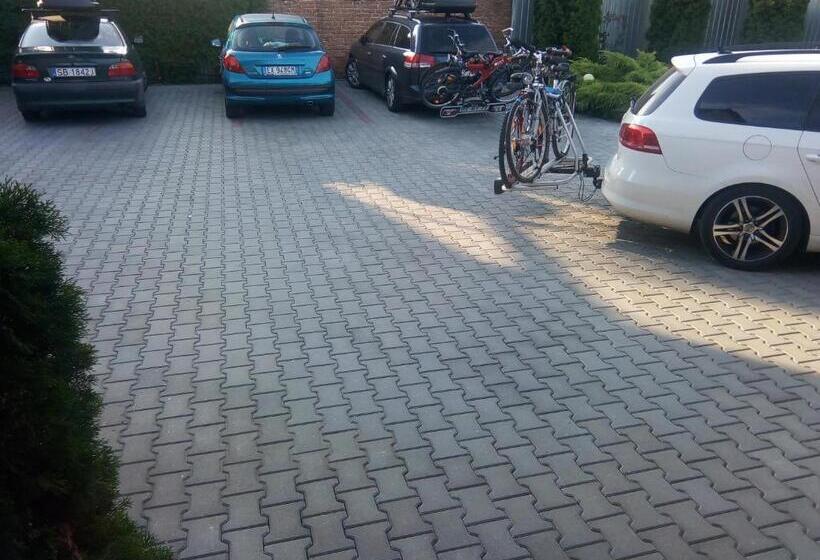 اتاق خانوادگی, Casa Aurora