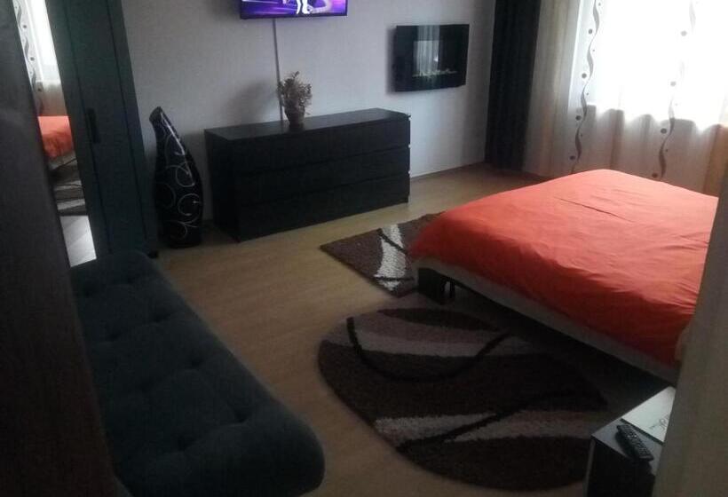 استودیوی لوکس, Casa Aurora