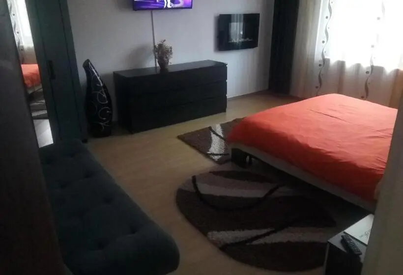 Estudi Deluxe, Casa Aurora
