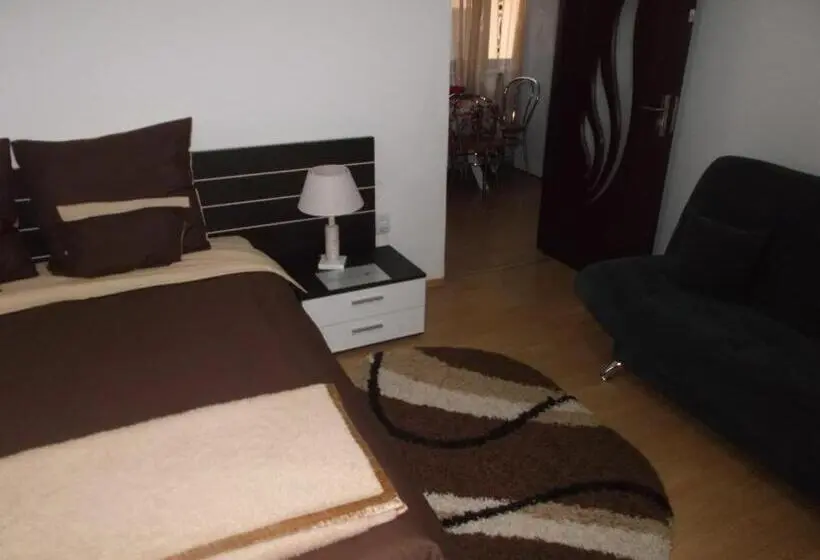 Estudi Deluxe, Casa Aurora