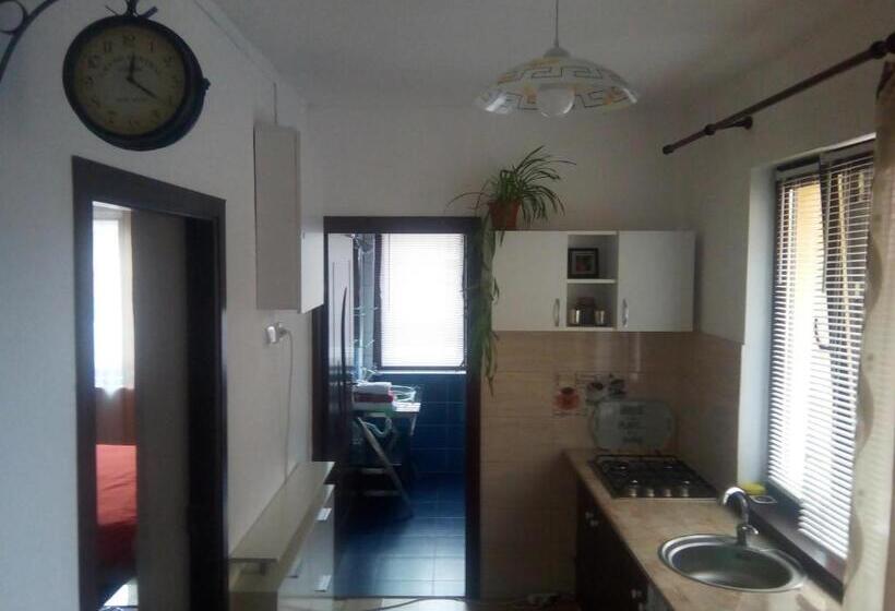 استودیوی لوکس, Casa Aurora