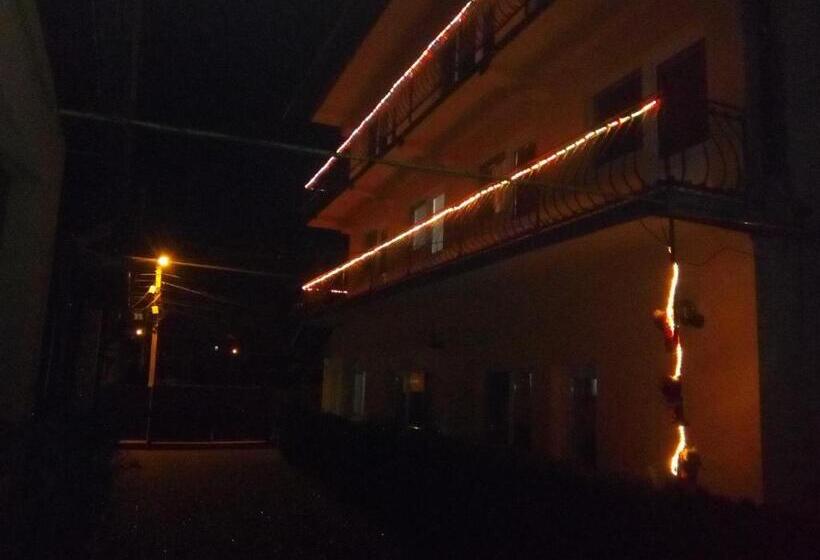 استودیو خانوادگی, Casa Aurora