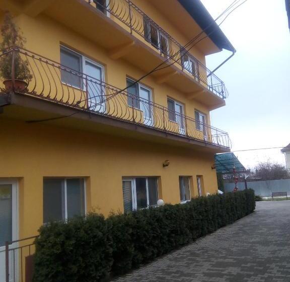استودیو خانوادگی, Casa Aurora
