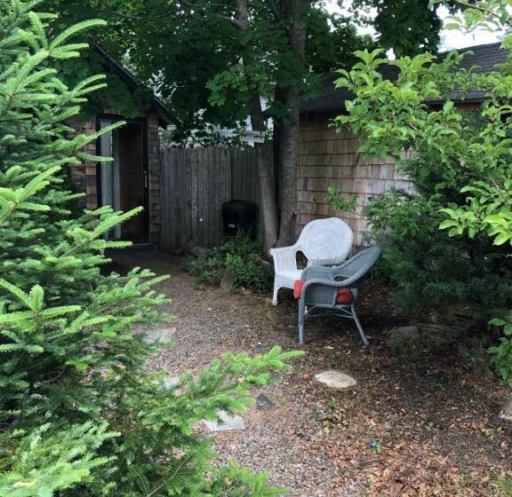 スタンダードスタジオ, Seafarer Inn And Cottages