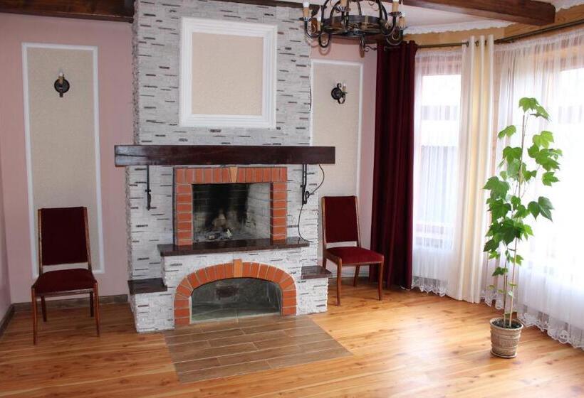 اتاق استاندارد سه تخته با سرویس بهداشتی مشترک, Goryanka