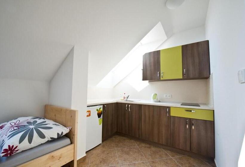 جناح, Penzion žurek