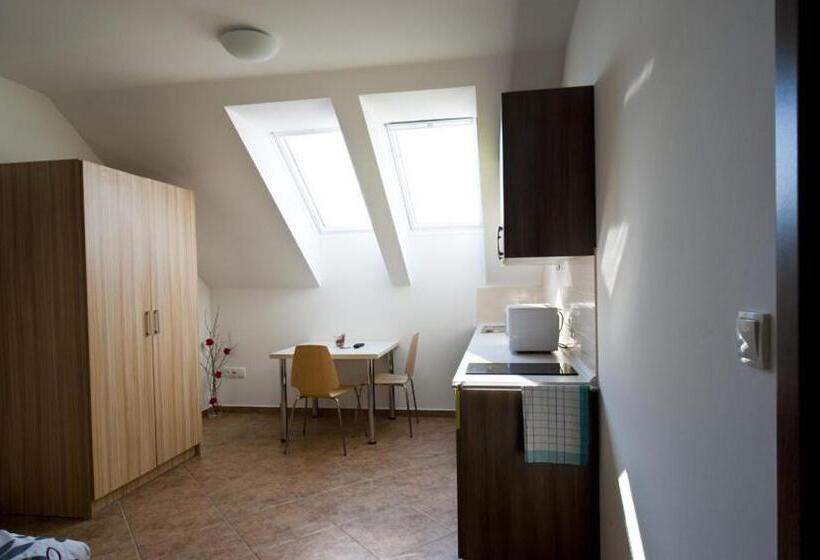 جناح, Penzion žurek