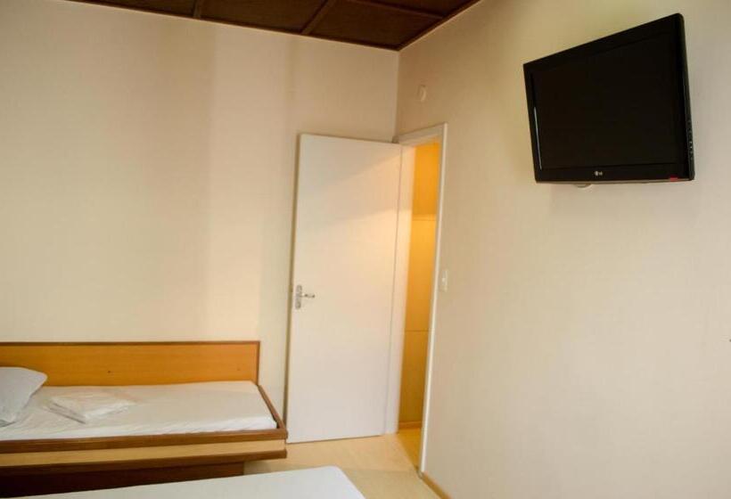 اتاق استاندارد سه نفره, Hostal