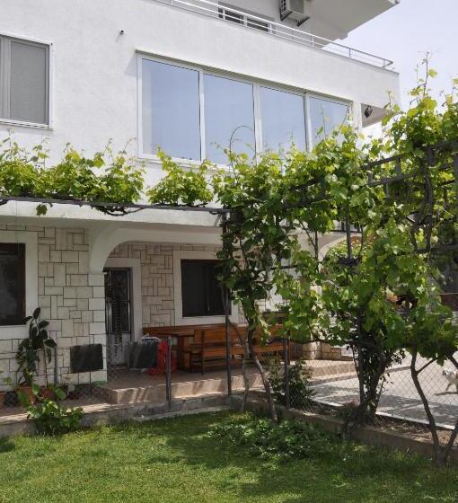 اتاق استاندارد با چشم‌انداز باغ, Guest House Lalic