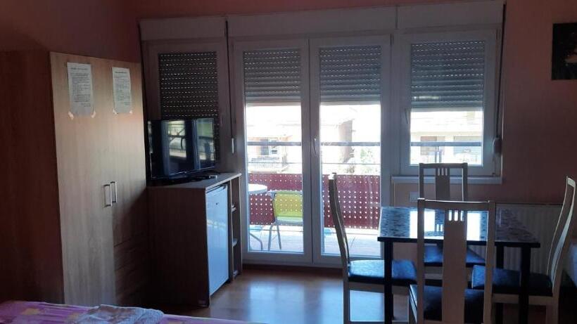 חדר סטנדרט לשלושה עם חדר אמבטיה משוף, Guest House Trajkovic