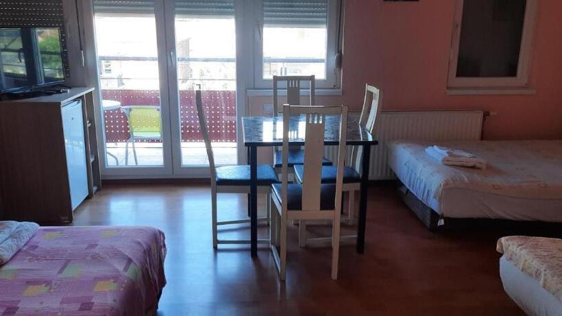 اتاق استاندارد سه تخته با سرویس بهداشتی مشترک, Guest House Trajkovic