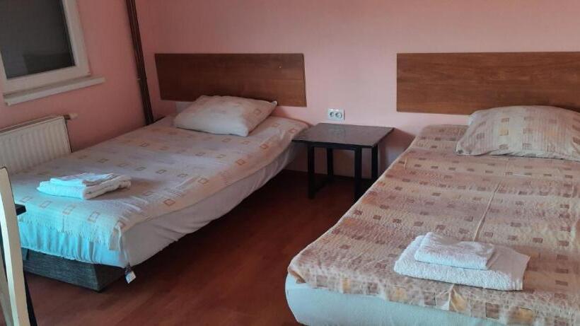 חדר סטנדרט לשלושה עם חדר אמבטיה משוף, Guest House Trajkovic