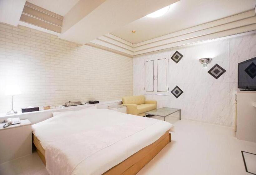 חדר דלוקס, Fun3  Adult Only