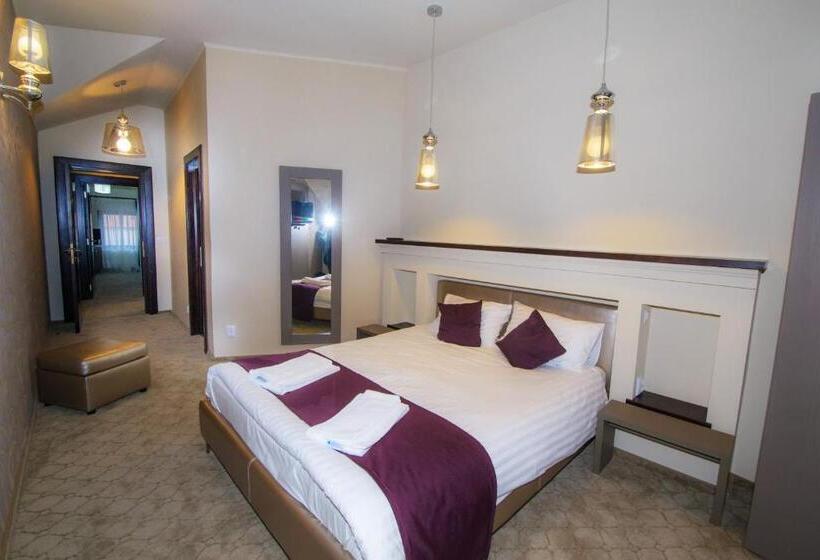 コンフォートルーム, Pietrele Lui Solomon