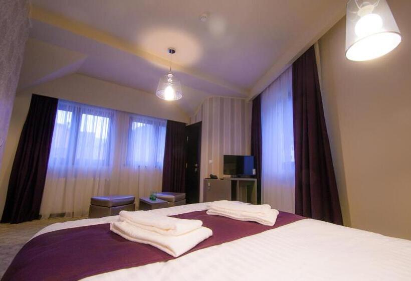 コンフォートルーム, Pietrele Lui Solomon