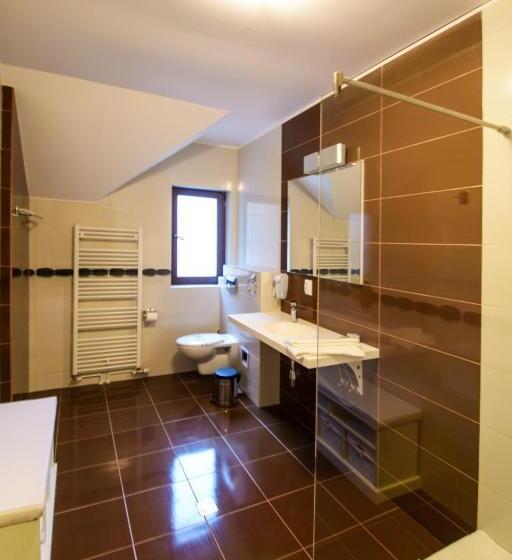 コンフォートルーム, Pietrele Lui Solomon