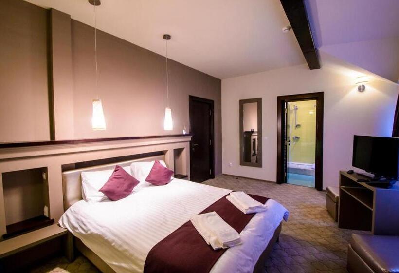 コンフォートルーム, Pietrele Lui Solomon