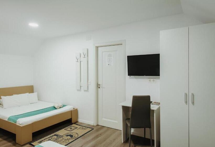 اتاق استاندارد سه نفره, Pensiunea Karla