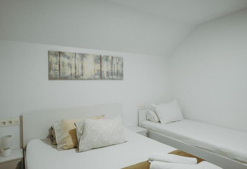 اتاق استاندارد سه نفره, Pensiunea Karla