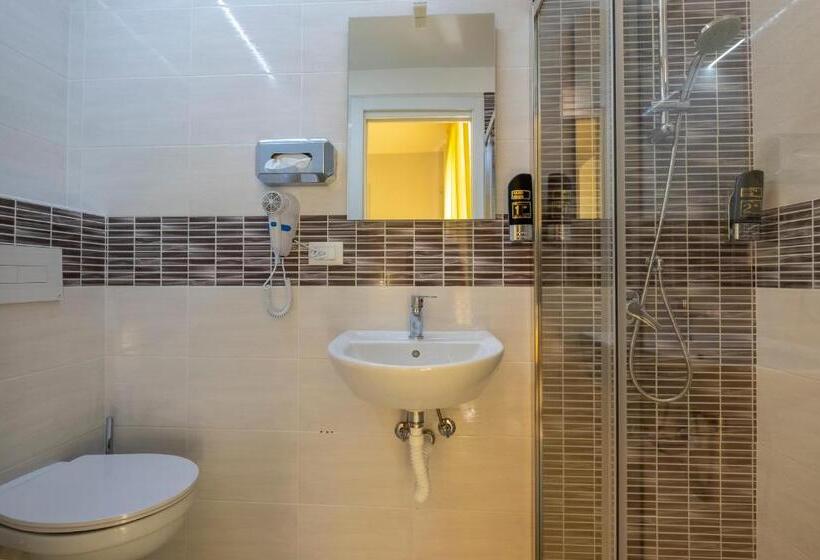 اتاق خانوادگی, Giumer