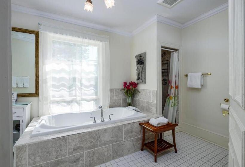 سوئیت با وان آب گرم, The Elizabeth Manor Guesthouse