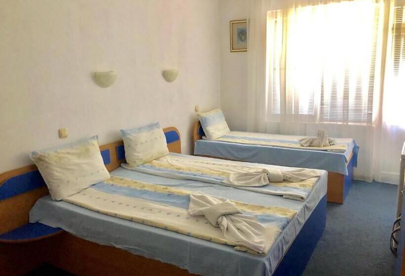 غرفة قياسية ثلاثية مزودة بشرفة, Guest House Rai