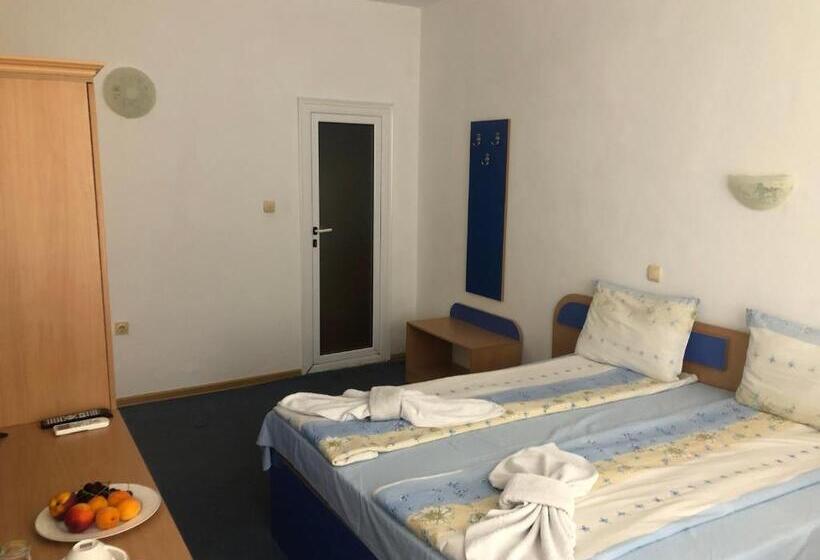 Трехместный Номер Стандарт с Балконом, Guest House Rai