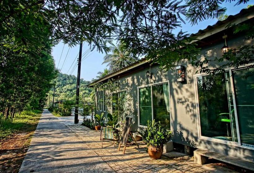 غرفة قياسية ثلاثية, Pd Guesthouse