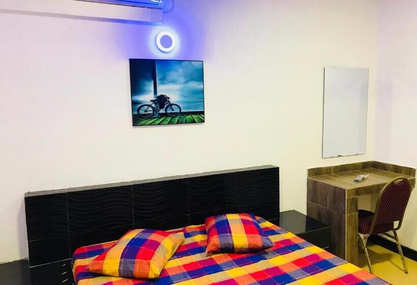 Quarto Deluxe, Travellers Halt