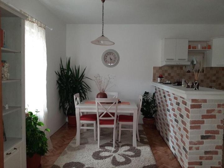 اتاق لوکس, Guest House Ivan