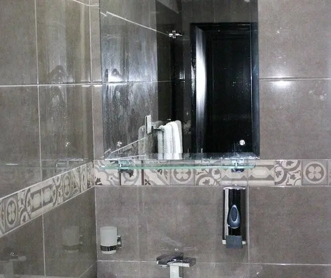 اتاق استاندارد, Akbar International