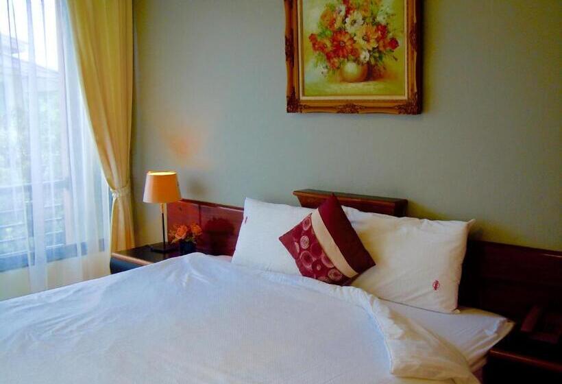 غرفة قياسية, Moonlight House