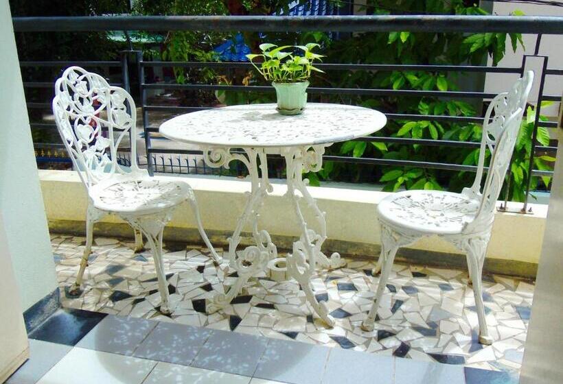 غرفة قياسية, Moonlight House