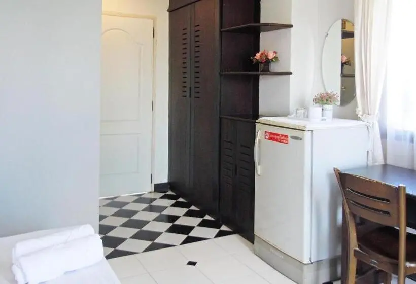 اتاق اکونومی, Moonlight House