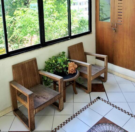 غرفة إقتصادية, Moonlight House