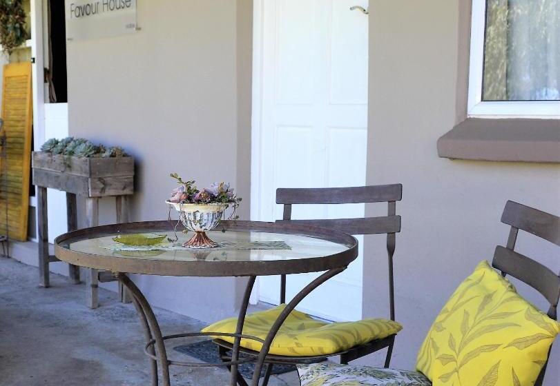 غرفة قياسية مطلّة علي الحديقة, Favour House