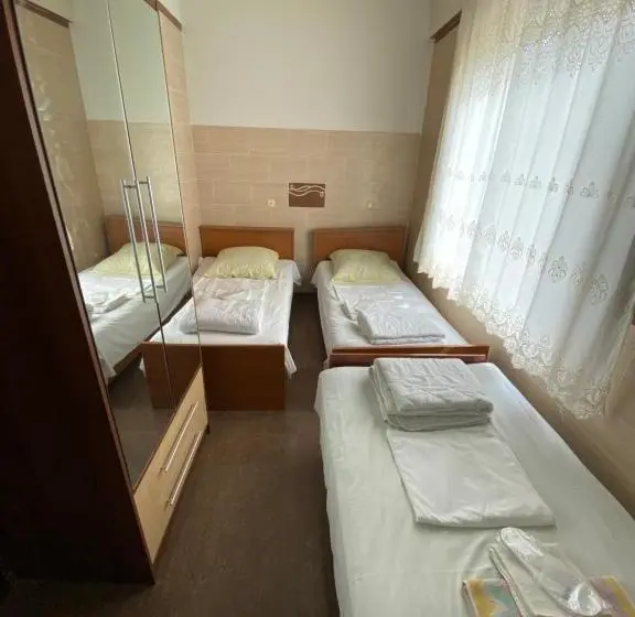 اتاق استاندارد سه نفره, Villa Jakos Paradise