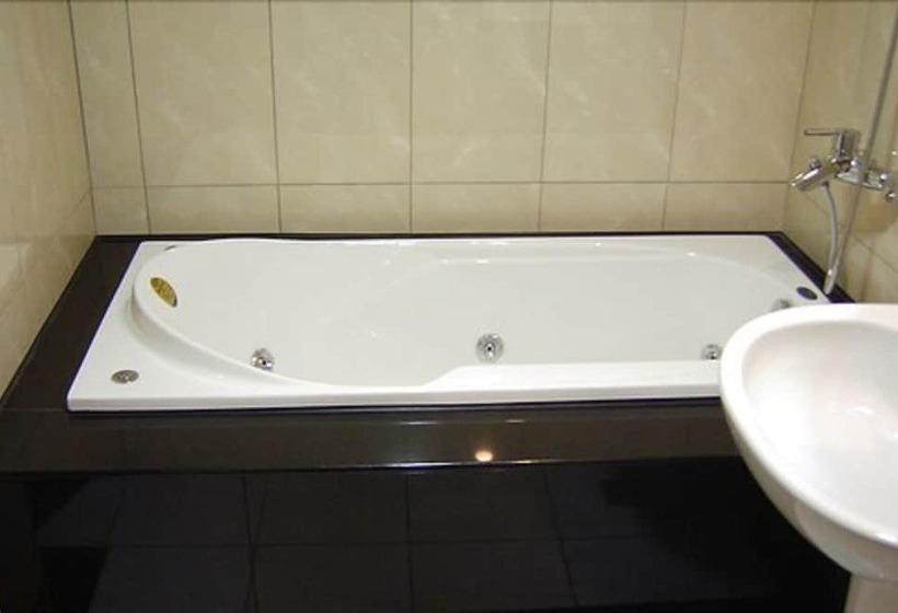 اتاق لوکس, Attic