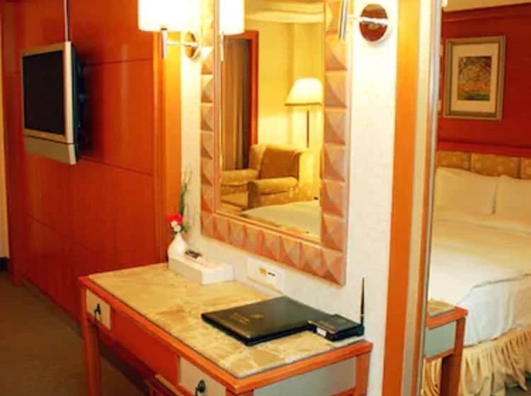 اتاق لوکس, Attic